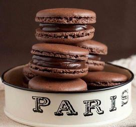 14. These chocolate macaroons filled with chocolate are what our dreams are made of.